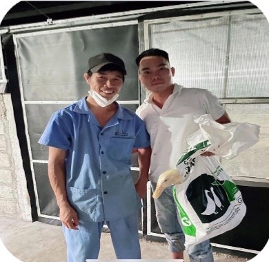 Farm owner and GREENFEED staff in front of the duck house at the Mr. Phu farm, Phong Dien – Thua Thien Hue | Chủ trại và nhân viên GREENFEED trước chuồng vịt, GREENFEED