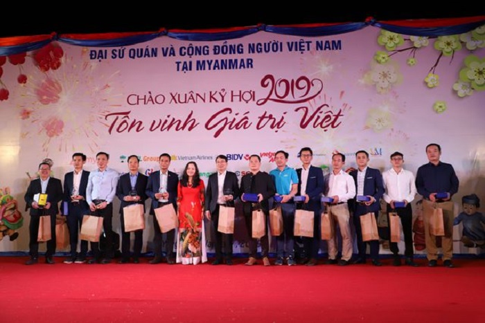 Anh Nguyễn Hoàng Thành – Phó Giám đốc nhà máy GREENFEED Myanmar nhận quà lưu niệm từ Đại sứ Luận Thùy Dương (từ phải sang, vị trí thứ 6)
