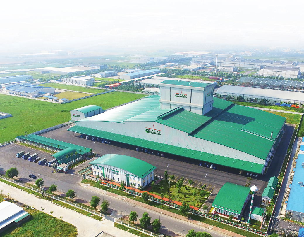 GREENFEED hiện đang sở hữu hệ thống 10 nhà máy sản xuất thức ăn chăn nuôi hiện đại với công nghệ hàng đầu khu vực.