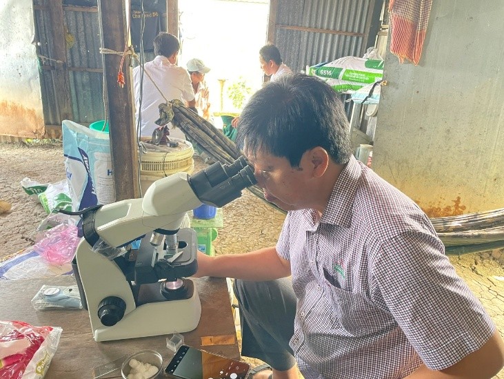Chuyên gia GREENFEED tìm và xác định nguyên nhân bệnh trước khi khuyến cáo giải pháp điều trị tối ưu cho khách hàng