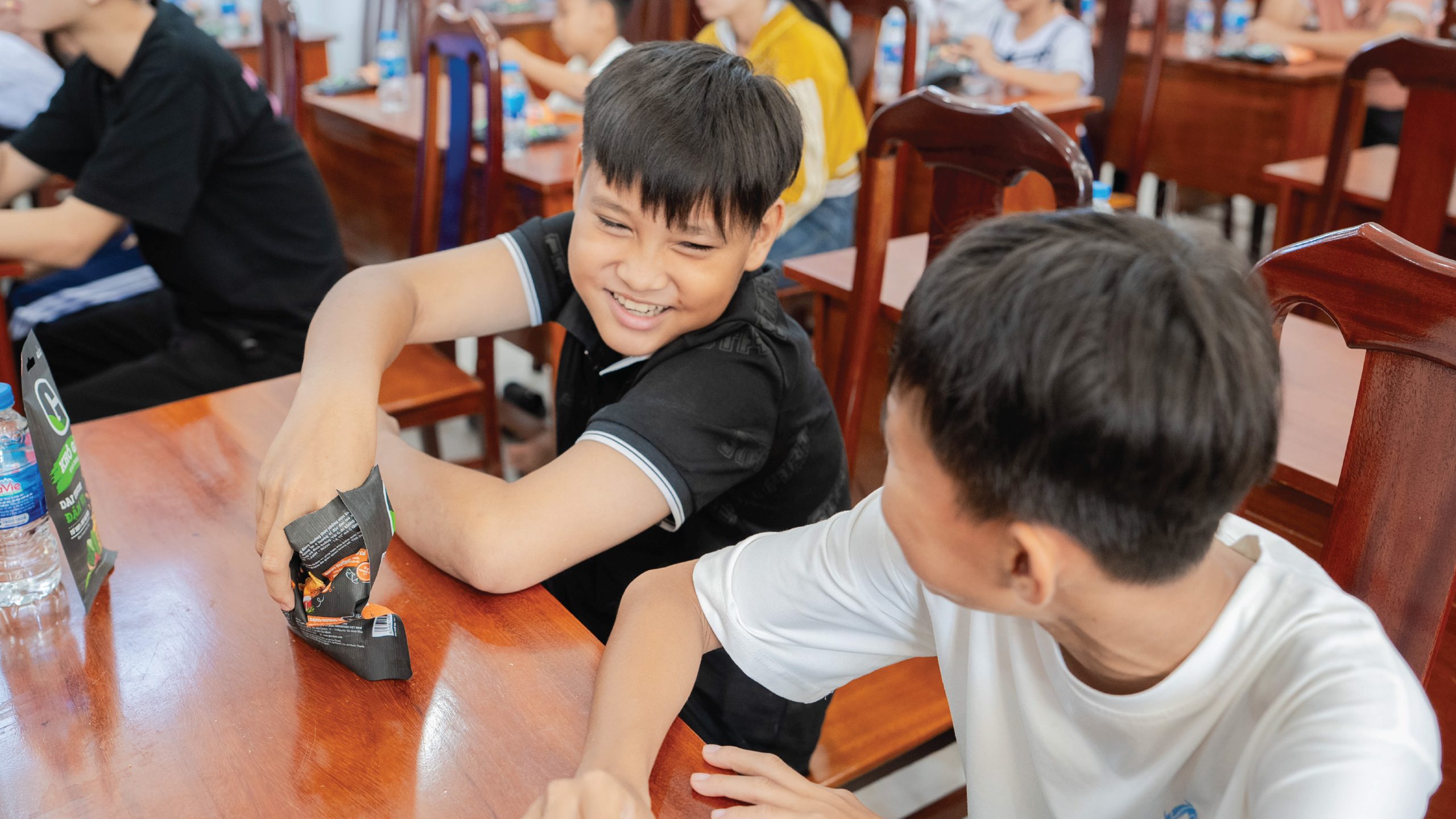 TRAO HỌC BỔNG, CÙNG CON EM NHÀ NÔNG VỮNG BƯỚC ĐẾN TRƯỜNG