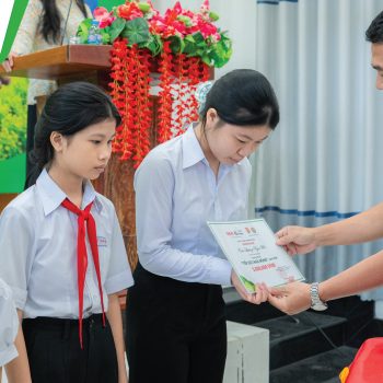 TRAO HỌC BỔNG, CÙNG CON EM NHÀ NÔNG VỮNG BƯỚC ĐẾN TRƯỜNG