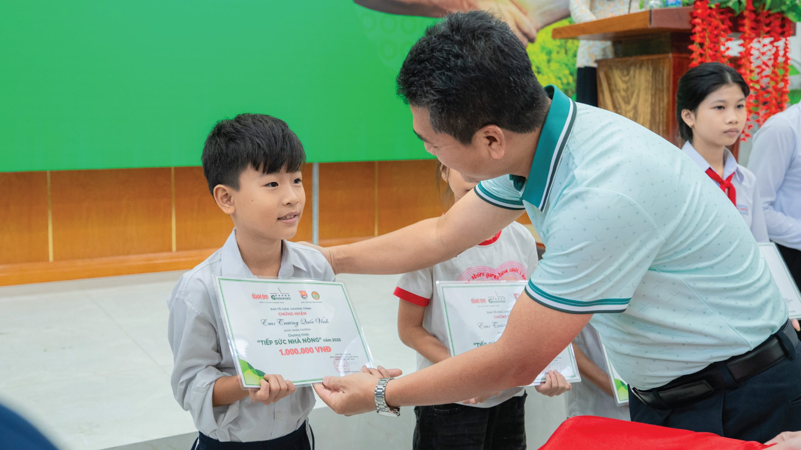 TRAO HỌC BỔNG, CÙNG CON EM NHÀ NÔNG VỮNG BƯỚC ĐẾN TRƯỜNG