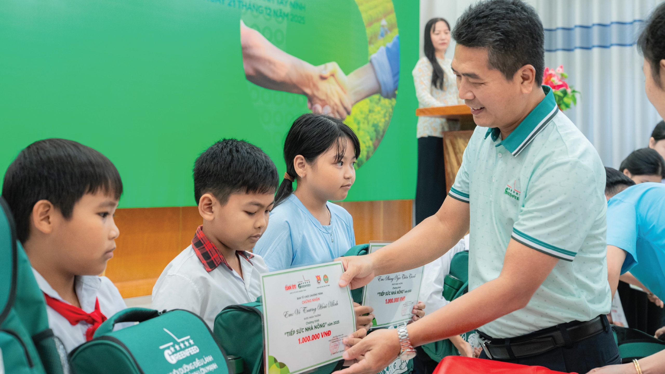 TRAO HỌC BỔNG, CÙNG CON EM NHÀ NÔNG VỮNG BƯỚC ĐẾN TRƯỜNG