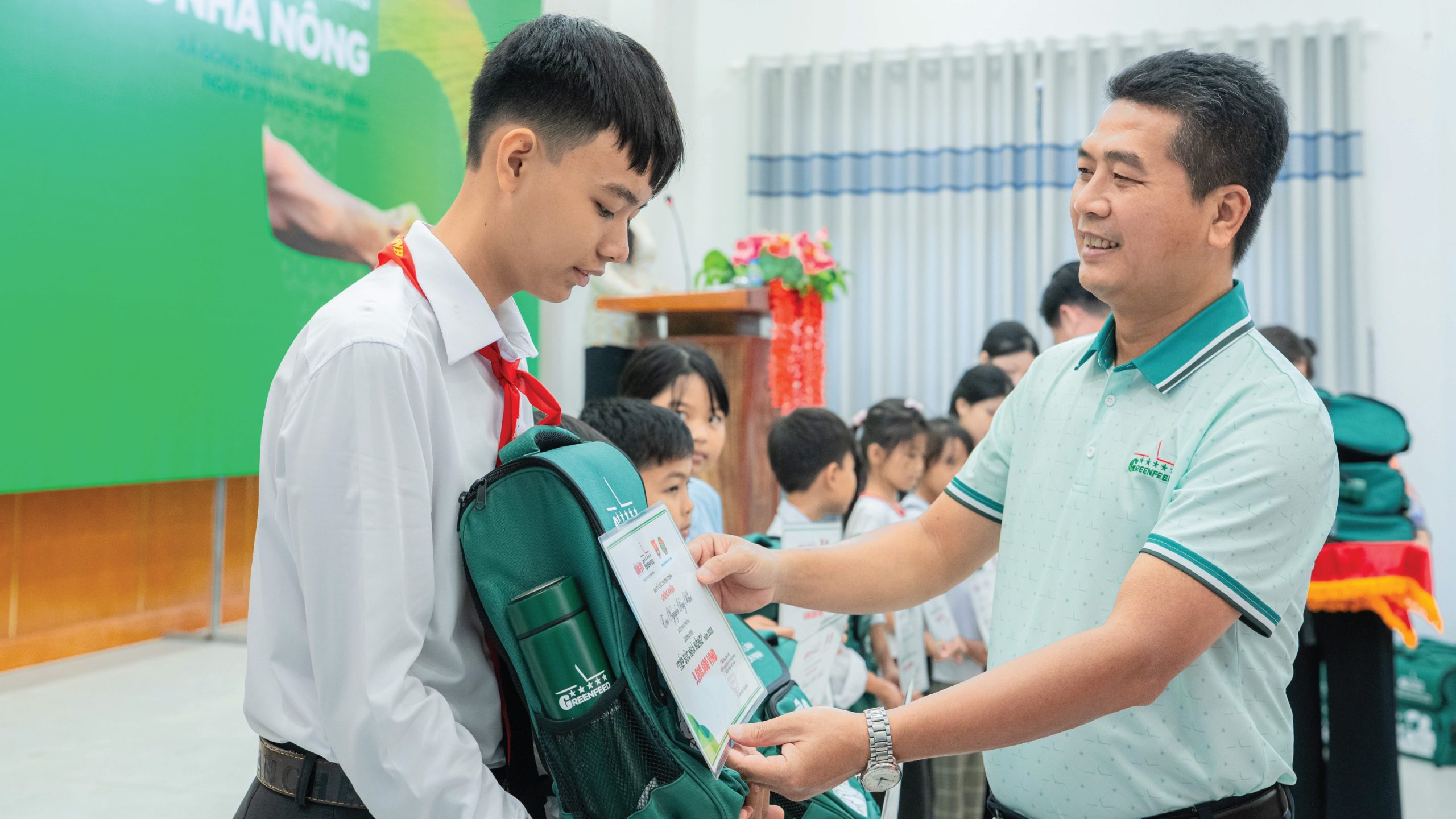 TRAO HỌC BỔNG, CÙNG CON EM NHÀ NÔNG VỮNG BƯỚC ĐẾN TRƯỜNG