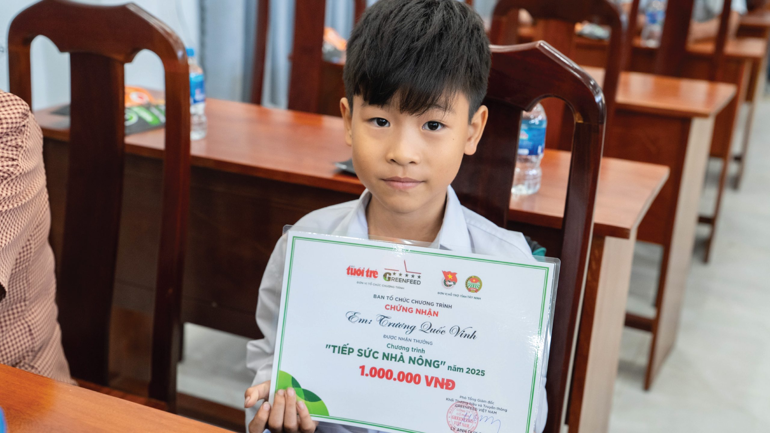 TRAO HỌC BỔNG, CÙNG CON EM NHÀ NÔNG VỮNG BƯỚC ĐẾN TRƯỜNG