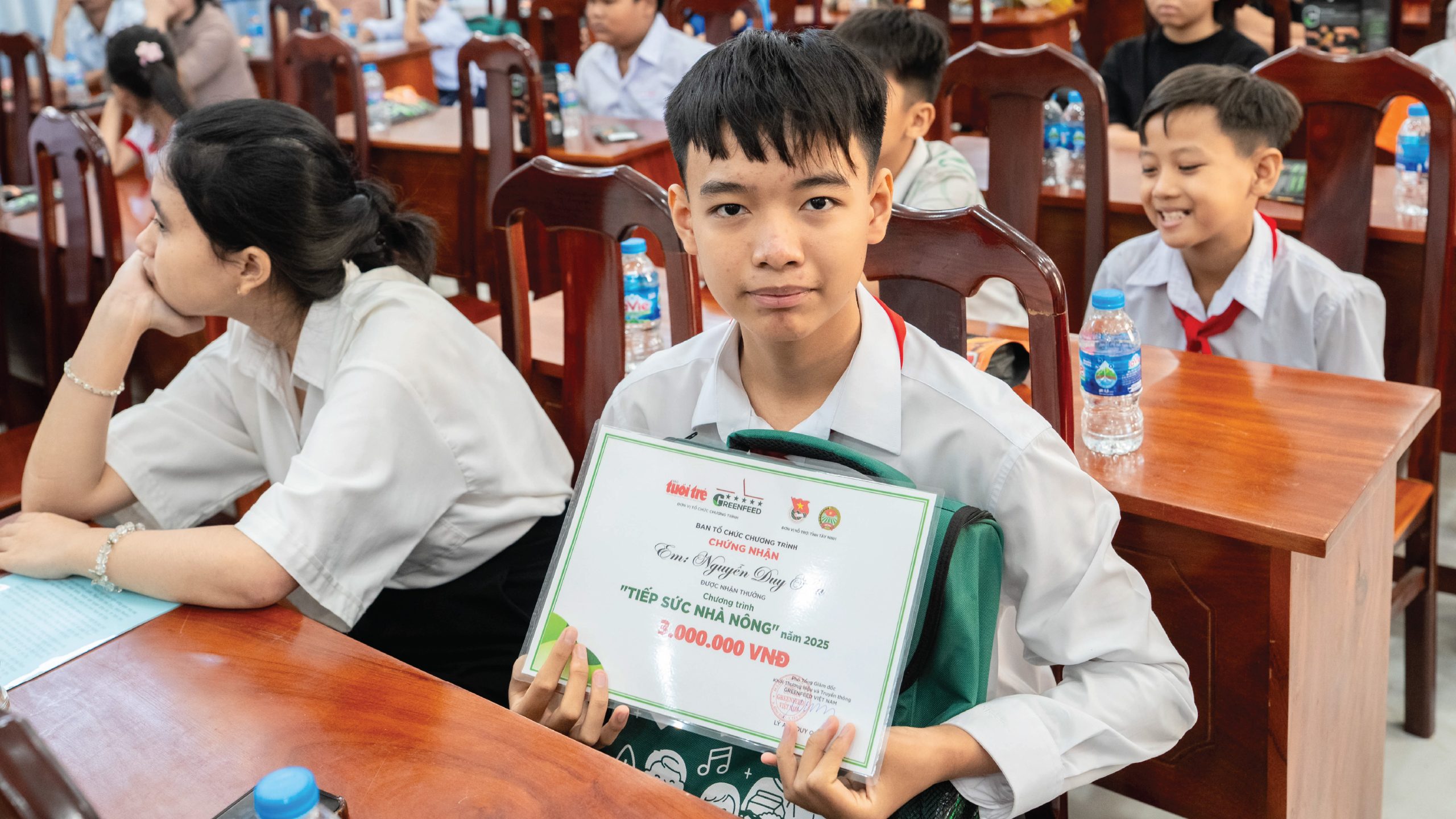 TRAO HỌC BỔNG, CÙNG CON EM NHÀ NÔNG VỮNG BƯỚC ĐẾN TRƯỜNG