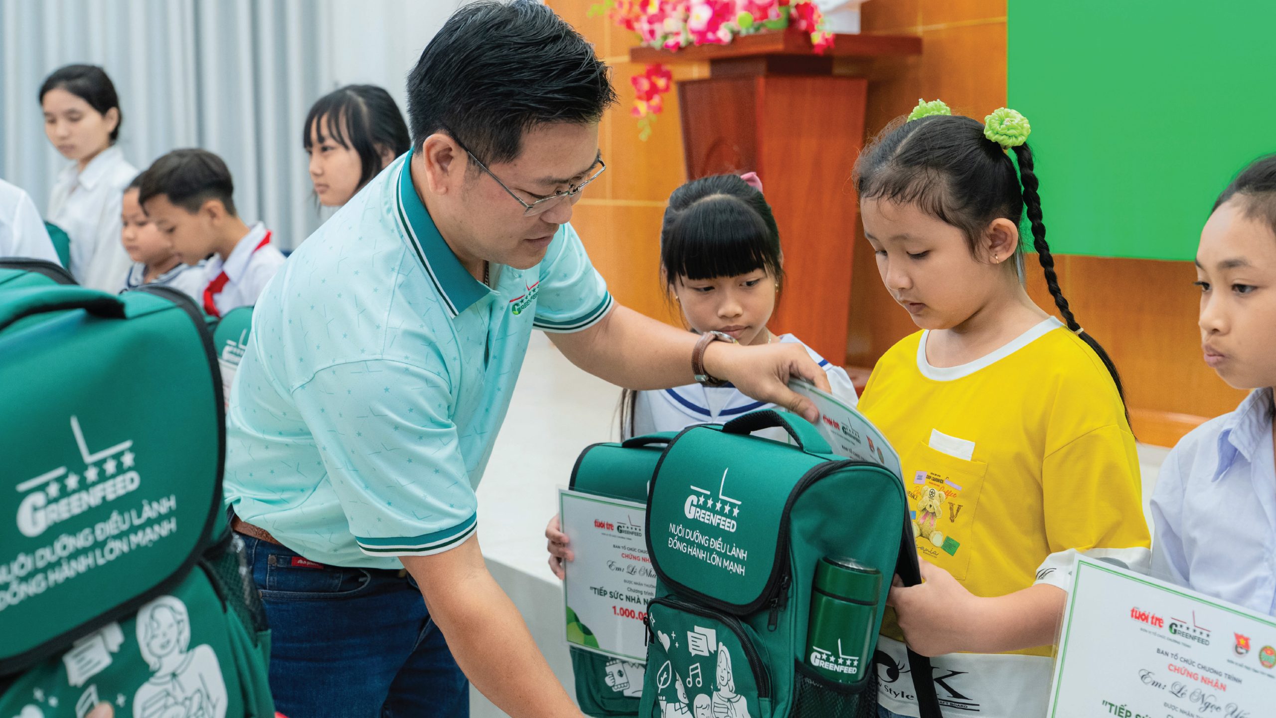 TRAO HỌC BỔNG, CÙNG CON EM NHÀ NÔNG VỮNG BƯỚC ĐẾN TRƯỜNG