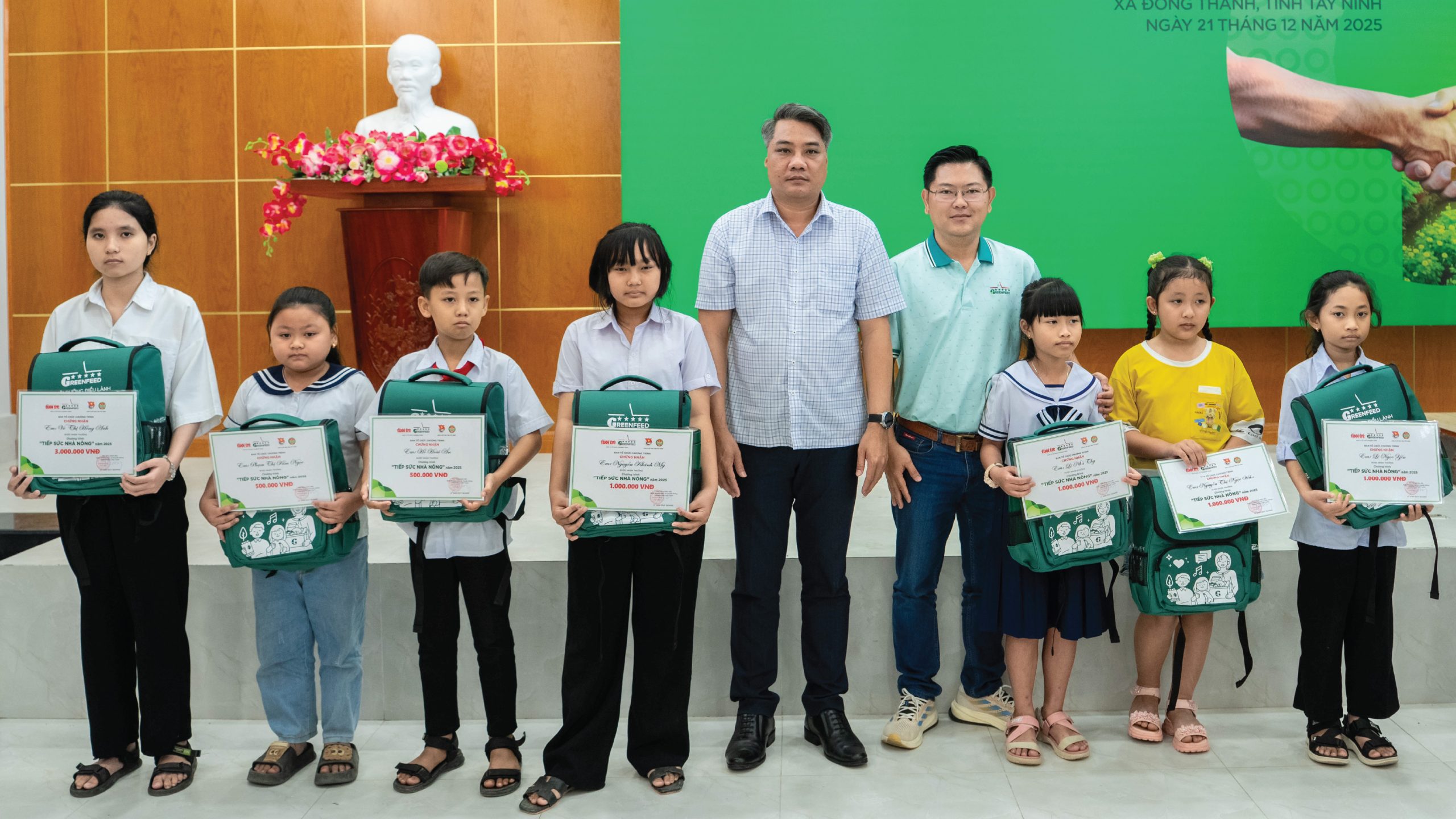 TRAO HỌC BỔNG, CÙNG CON EM NHÀ NÔNG VỮNG BƯỚC ĐẾN TRƯỜNG